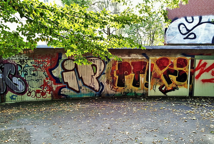 Graffiti, fullt smorda garageportar, skadegörelse, vanställdhet, cheesy, kreativa, färg