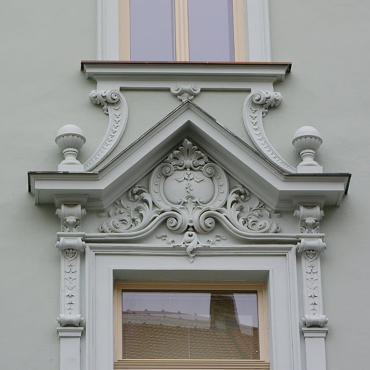Secesní dům, fasáda, art nouveau, reliéf, okenní římse