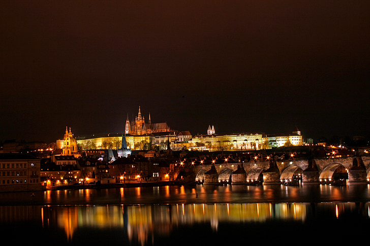 Karolio tiltas, Prahos pilis, naktį, Vltavos upė, Praha, Čekijos Respublika, pėsčiųjų