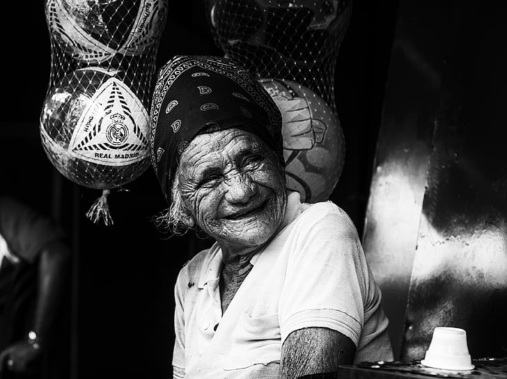 Maracaibo, Venesuela, moteris, senas, vyresnio amžiaus, šypsosi, juoda ir balta