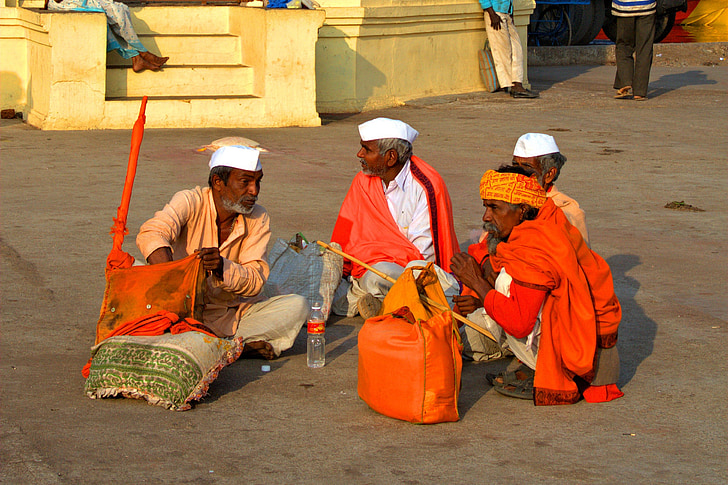 India, mehed, Sadhus India, istuda, lõõgastuda, oranž, rühm