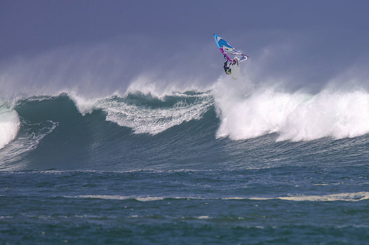 Wind surf, grandi onde, spruzzo, potenza, origine di Ujung, Java, Indonesia