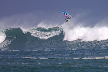vietor surfovanie, veľké vlny, Spray, napájanie, Ujung pôvodu, java, Indonézia