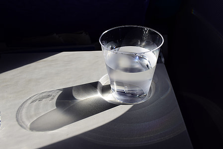 una taza de agua, sombra, solo, luz y sombra, sol