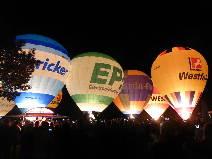 montgolfiade, balões de ar quente, brilho, à noite