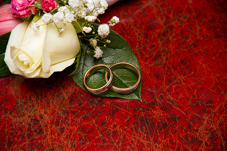 betrokkenheid, ringen, bloemen, bruiloft, geluk, liefde, net getrouwd