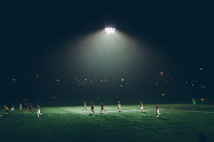 Groupe, gens, jouer, football, domaine, nuit, football