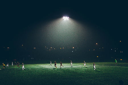 Groupe, gens, jouer, football, domaine, nuit, football
