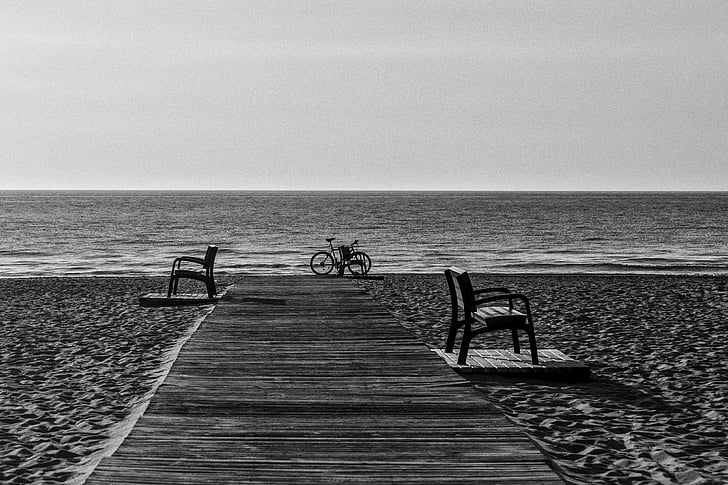 plajă, banci, biciclete, biciclete, alb-negru, ocean, nisip