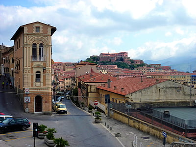 Italia, Elba, Portoferraio, ciudad, casas, arquitectura, paisaje urbano