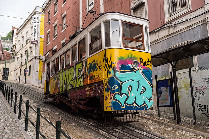 bela, rumena, tramvaj, spredaj, rjava, naslikal, stavbe