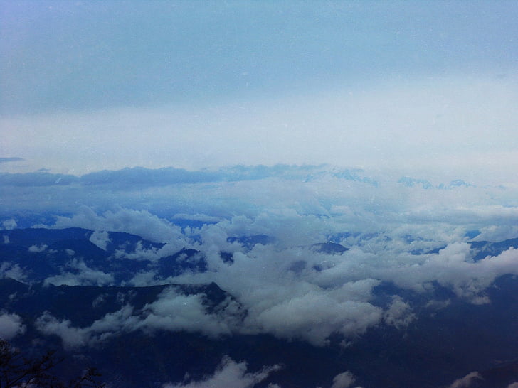 In alto, vista, bianco, nuvole, montagne, picchi, sopra le nuvole