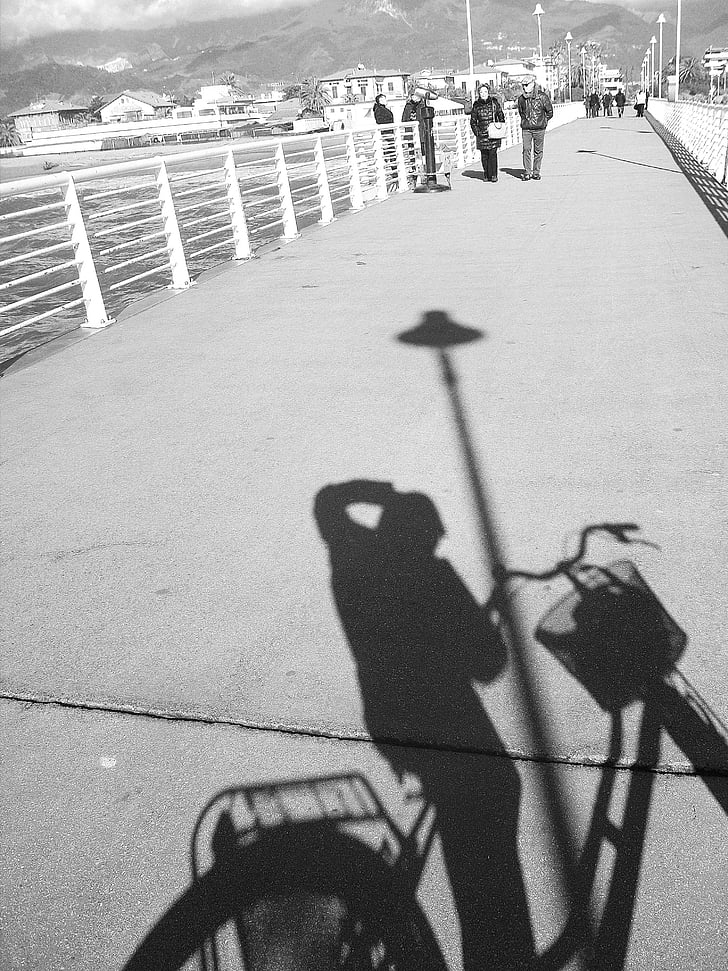 shadow, vedetta, barbara bonanno, bnnrrb, jetty, marina di massa, bicycle
