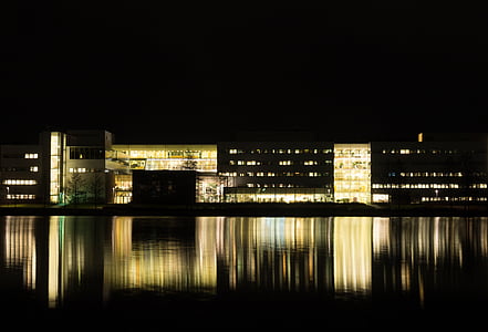 здание, озеро, отражение, ночь, Темный, фары, Архитектура