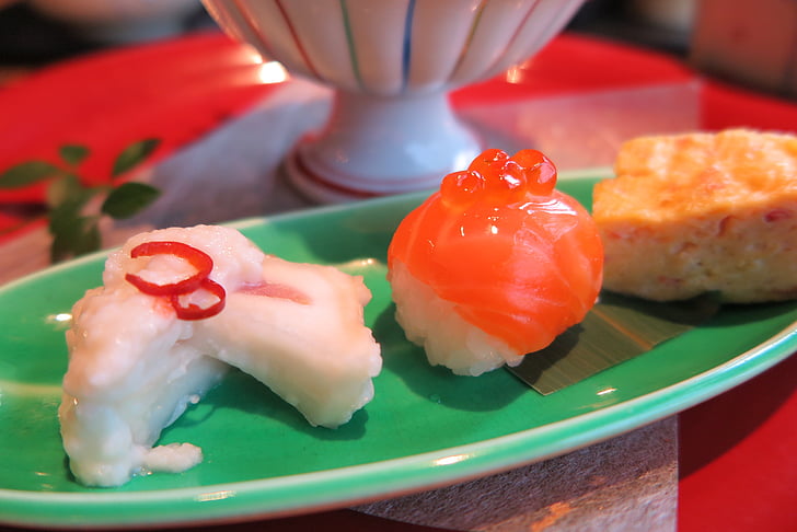 Sushi, lõhe, punane kalamari, muna rulli
