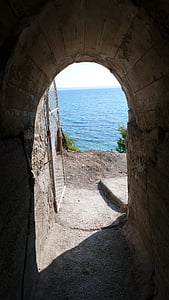 Croacia, Podstrana, arco, vista al mar