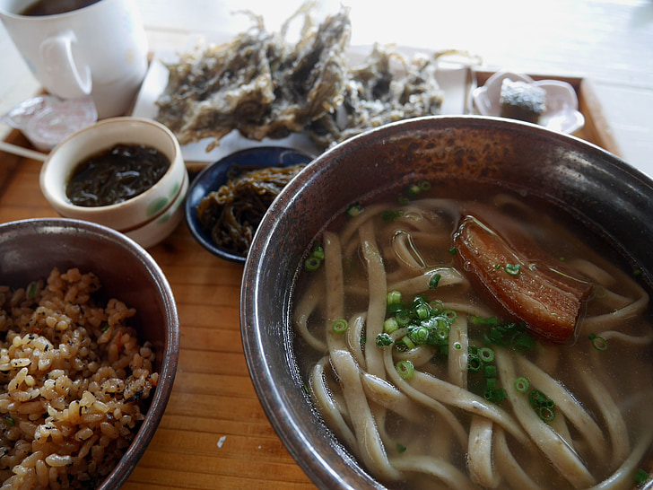 Okinawa soba, MOZUKU algas perto, culinária de Okinawa, cozinha local