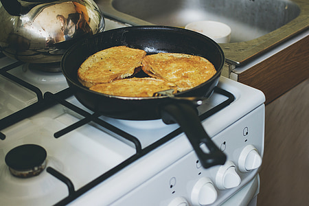 french toast, breakfast, bread, egg, pan, stove, preparation