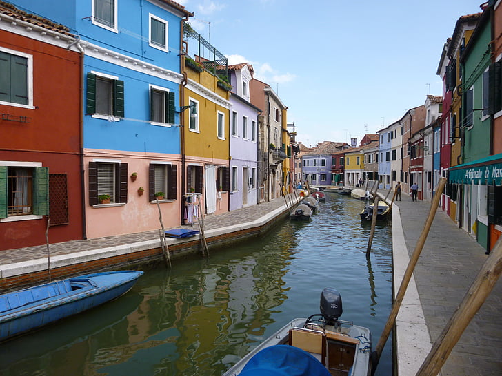 Venetsia, Burano, Buranon saarelle, värikkäitä Taloja