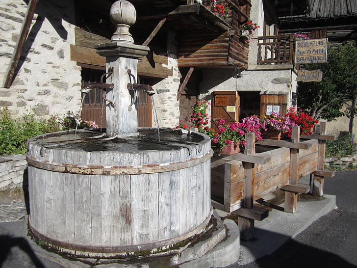 fountain, saint-véran, wood fountain