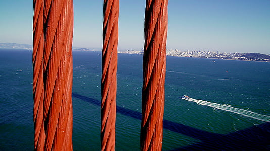 Γέφυρα Γκόλντεν Γκέιτ, καλώδιο, βάρκα, κόλπο του Σαν Φρανσίσκο, στον ορίζοντα, γέφυρα, πύλη