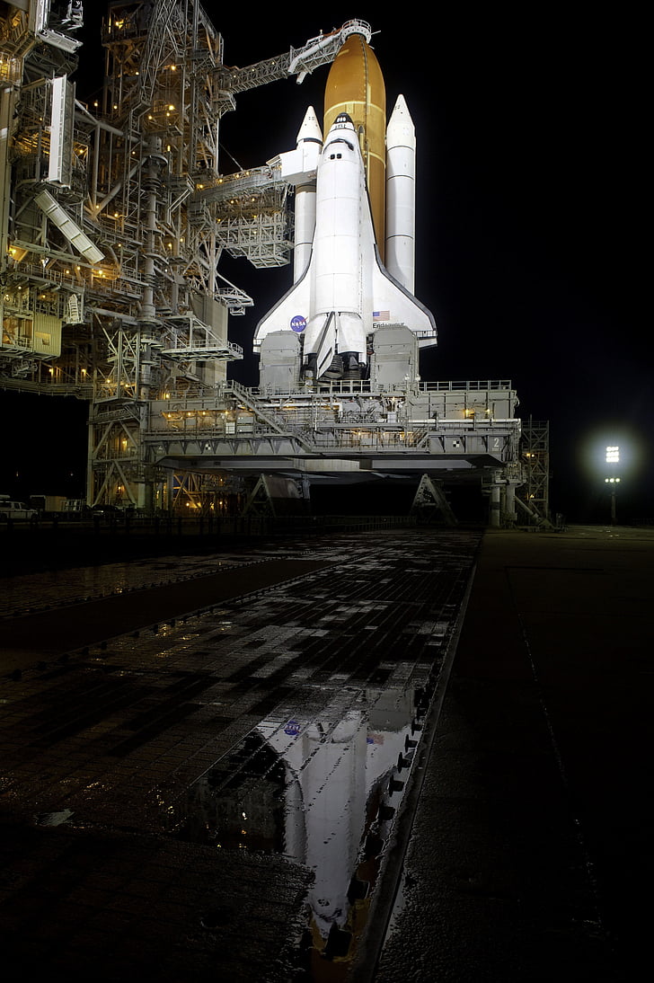lo space shuttle Endeavor, Rollout, rampa di lancio, pre-lancio, astronauta, missione, esplorazione