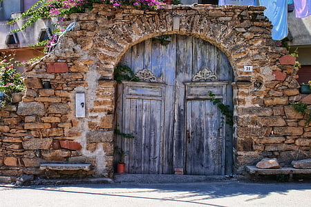 ý, Sardinia, Ballao, cánh cửa cũ màu xanh