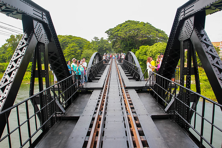 híd, Kanchanaburi, folyó, zene, a vasúti konvoj, turisták, platform