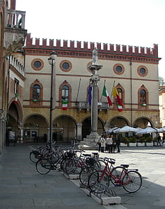 Ravena, Piazza del Popolo aikštės, rotušė, Via