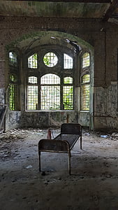 urbex, Beelitz heilstätten, hospital abandonat, interior, llit, finestra, vell