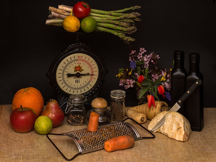 naturaleza muerta, verduras, espárragos, zanahorias, balanza de cocina, botellas, cuchillo