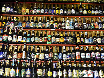 botellas de cerveza, bebidas, estante, cerveza, botellas, colección