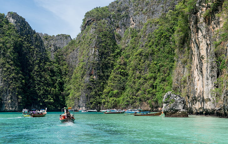Thaimaa, Phuket, Koh phi phi, Saaren eteläosat, värikkäitä veneitä, Sea, matkustaa