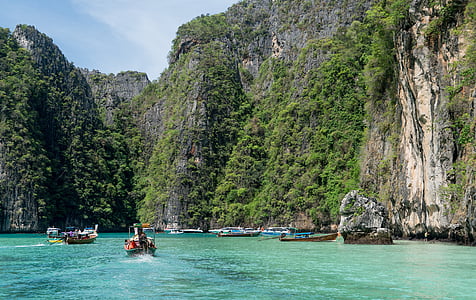 Tailandia, Phuket, en Koh phi phi, tour de la isla, barcos de colores, mar, viajes