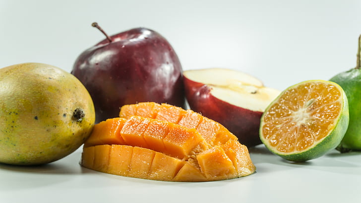 Mango, jabuka, naranče, kriška, na ruci, žuta, izolirani