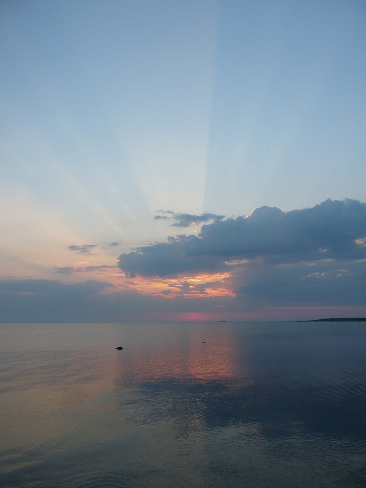zonsondergang, zee, zonnestralen, hemel, Roopa schiereiland, Saaremaa island, Estland