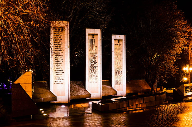 Monumen, malam, hujan