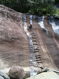 德拉肯斯山脉, 陡峭的斜坡, 绳梯, 岩石