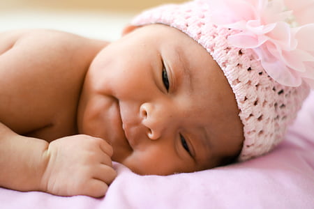 bebê, vestindo, -de-rosa, floral, da malha, Cap, propensas