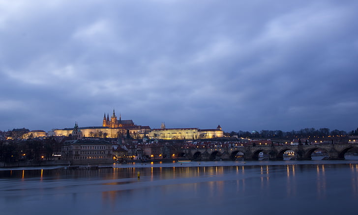 Praag, Tsjechische Republiek, Praagse burcht, nacht uitzicht, rivier, Europa, het platform