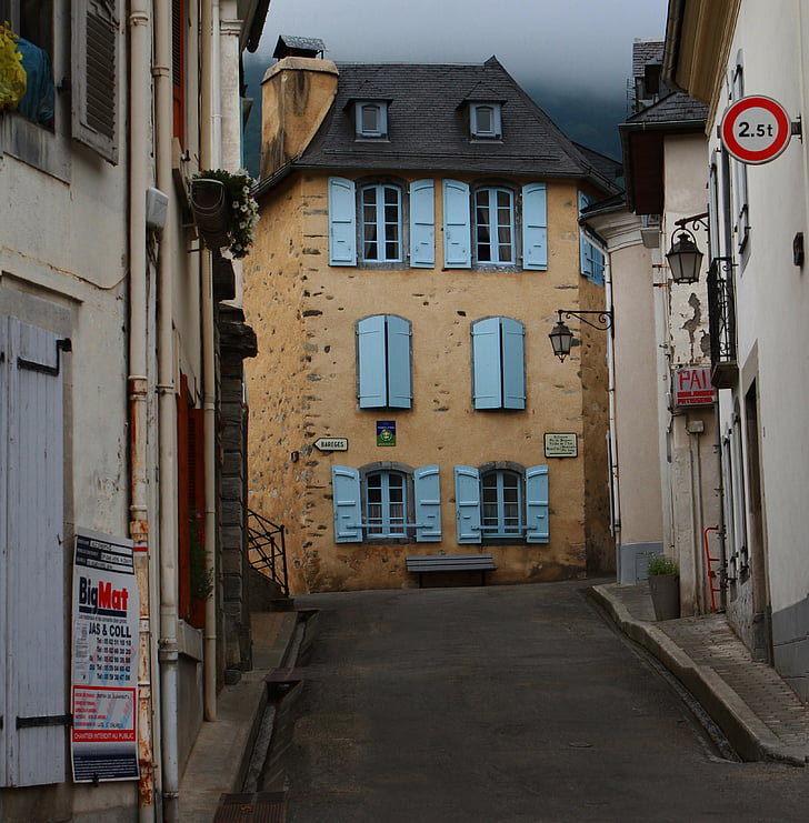 Franciaország, utca, Street Európában, kék redőnyök, Luz-saint Saveur téren, redőnyök, francia ház