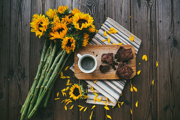 Auringonkukkia, taulukko, brownies, kahvi, palvella, tarjotin, auringonkukka