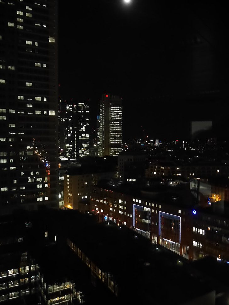 Frankfurt, város, Lakások, építészet, éjszaka