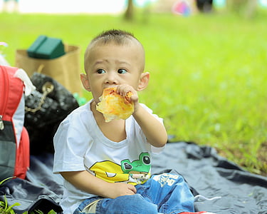 barn, Kid, kushin, äta, i parken