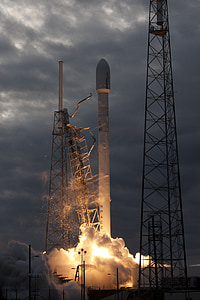 Lift-off, štartu rakety, SpaceX, spustenie, plamene, pohon, priestor