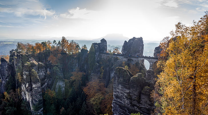 Luftbild, Blick, Rock, Monolith, umgeben, Bäume, Herbst