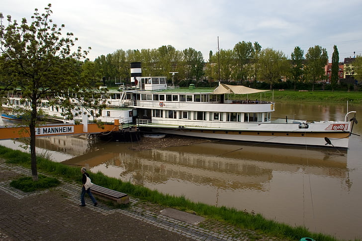 Mannheim, Neckar, con tàu
