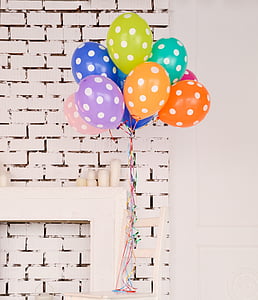 разноцветни, балони, стена, вътре, вратата, таблица, свещ