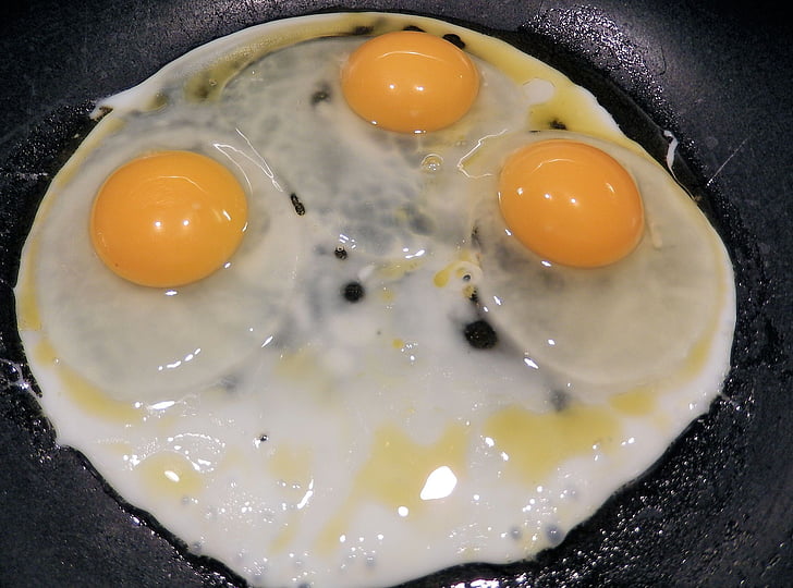 pečena jajca, jajca, ponev, oljčno olje, jajca sončni strani navzgor
