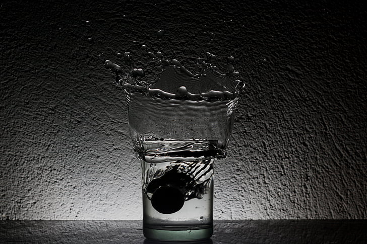 alb-negru, Close-up, întuneric, băutură, picătură, sticlă, lichid